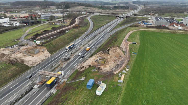 Der er støbt en bropille i midterrabatten og fundamenter på hver side af motorvejen lige syd for den nuværende bro på Silkeborgvej ved Horsens V