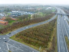 Hvis en lastbil sidder fast på en frakørselsrampe, kan chaufføren bruge grusset til hurtigt at forbedre vejgrebet og komme videre. Foto: Vejdirektoratet