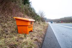 Gruskasserne indeholder en blanding af grus og salt. Foto: Vejdirektoratet