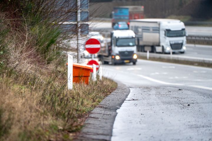 Vejdirektoratet har placeret 41 orange gruskasser på særligt udsatte frakørsler. Foto: Vejdirektoratet