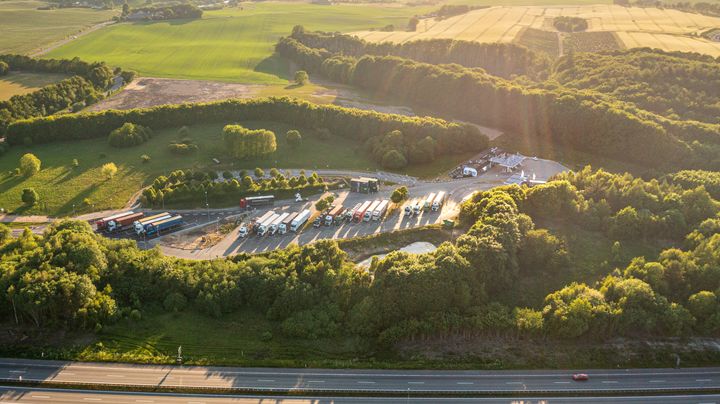 Vejdirektoratet har netop afsluttet udbuddet vedr. drift af 18 tankstationer og 20 ladeparker til elbiler på rastepladser langs motorvejene. Foto: Vejdirektoratet