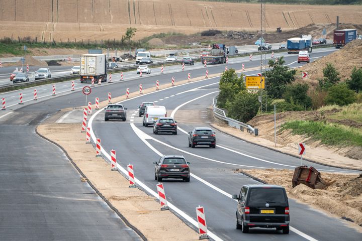 Fartgrænsen er nedsat til 80 km/t og sporene er smalle under vejarbejdet med at udvide E45 Østjyske Motorvej.