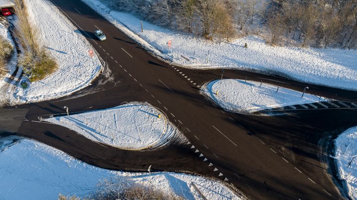 Udbuddet af de næste vintres snerydning og saltning er nu åbent, og Vejdirektoratet søger virksomheder til at holde vejene farbare. Foto: Vejdirektoratet