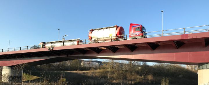 Det er et par af de rigler, der sikrer, at broens svingfag er låst, når broen er åben eller lukket, der skal finjusteres. Foto: Vejdirektoratet