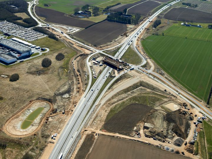 Motorvejen spærres ved Horsens N i aften- og nattetimerne mens forskallingen om den støbte bro fjernes.