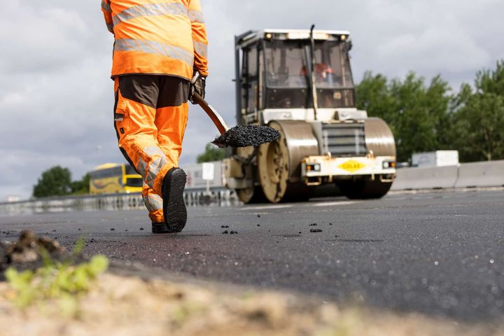 Der bliver skiftet asfalt på et ca. 3,1 kilometer langt stykke af Holbækmotorvejen. Foto: Vejdirektoratet