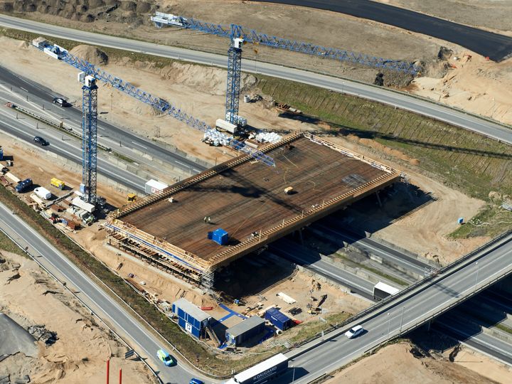 Støbeformen til den nye bro ved <58> Hedensted er nu fyldt med beton, som er hærdet, og derfor skal selve forskallingen fjernes. Arbejdet starter søndag.
