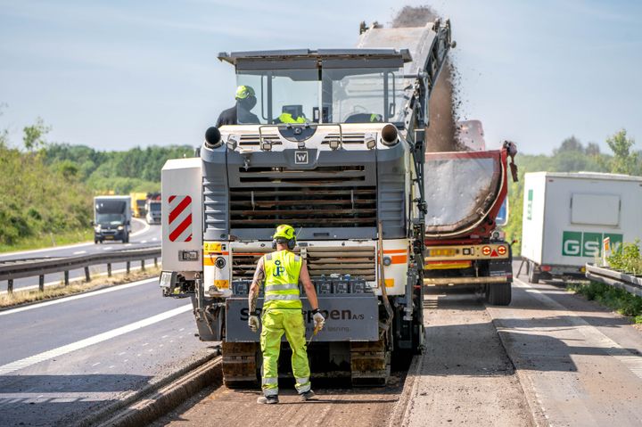 Den nuværende asfalt på Midtjyske Motorvej mellem Give og Ølholm er nedslidt og skal derfor udskiftes. Foto: Vejdirektoratet
