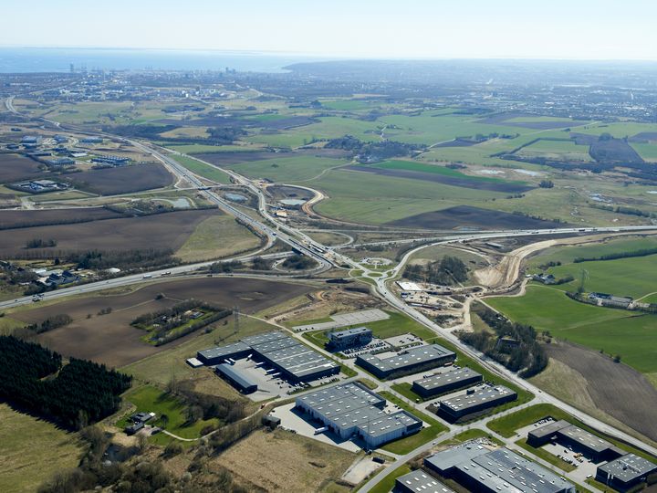 Cyklister vil fra 10. juni blive ledt på omkørsel gennem erhvervsområdet nederst i billedet, når de vil fra Søften til Aarhus eller omvendt.