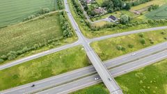 Til- og frakørsel på østlig side af Årslev <11> på Svendborgmotorvejen bygges om med højresvingbaner og lyskryds. Foto: Vejdirektoratet.