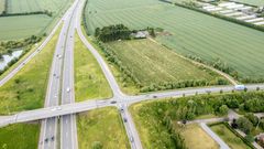 Til- og frakørsel på østlig side af Årslev <11> på Svendborgmotorvejen bygges om med højresvingbaner og lyskryds. Foto: Vejdirektoratet.