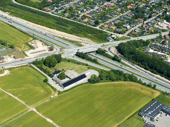 Der skal lægges ny asfalt både vest og øst for motorvejen på Viborgvej i Randers.