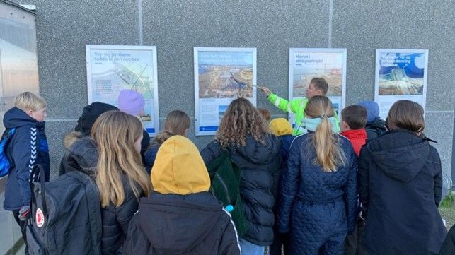 Skoleklassebesøg på Storstrømsbroen. Foto: Vejdirektoratet.