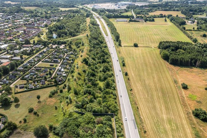 Hillerødmotorvejens forlængelse set fra oven i nærheden af Røglevej. Foto: Vejdirektoratet.
