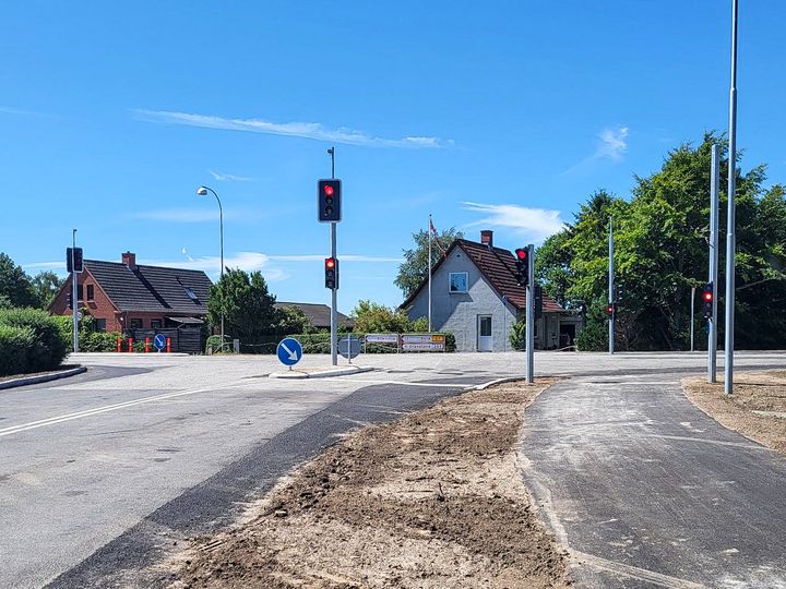 Trafiklyset gør det lettere for bilister at svinge ud fra Merløsevej til Sorøvej. Foto: Vejdirektoratet