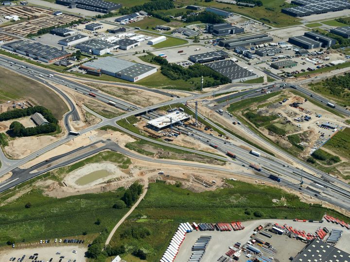 Ved <58> Hedensted på E45 er pladsen trang og det giver trafikale udfordringer under vejarbejdet.