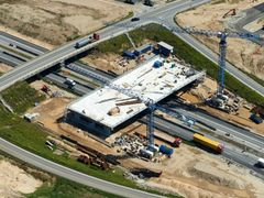 Den nye bro ved <58> Hedensted over E45, som tages i brug til september, er noget større end den gamle, som rives ned i august.