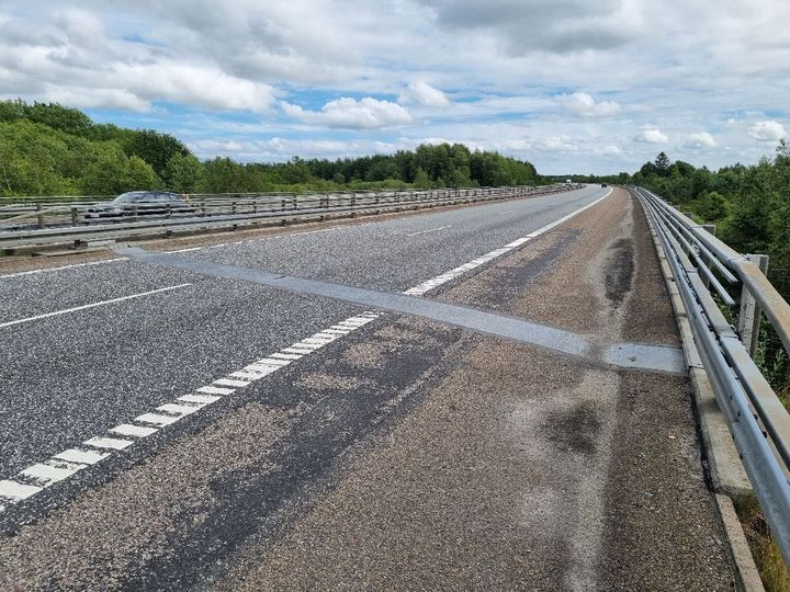 Motorvejsbroen går over Holtum Å mellem Brande og Arnborg. Foto: Vejdirektoratet