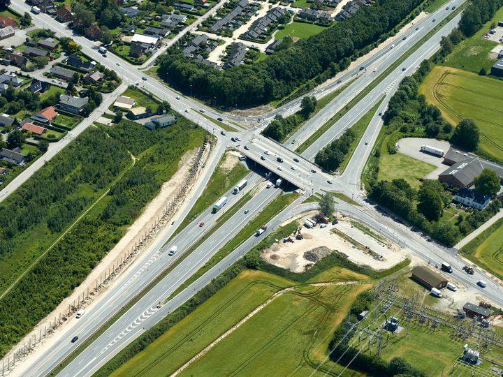 Træstibroen løftes på plads på de støbte fundamenter nord for <40> Randers C den 16. og 17. august.