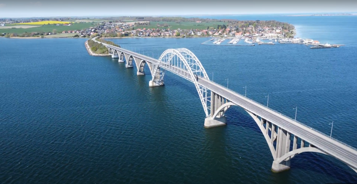 Trafikanter med brede landbrugskøretøjer skal kontakte Vejdirektoratets trafikvagt for at passere broen, mens der er vejarbejde. Foto: Vejdirektoratet