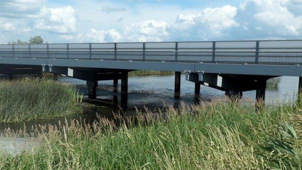 Broerne fører trafikken (E45) over Gudenåen.