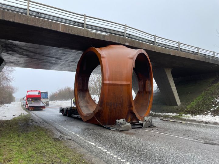 I februar 2024 blev broen over Oddesundvej ved Thisted hårdt ramt af en påkørsel. Nu bliver skaderne udbedret. Foto: Vejdirektoratet