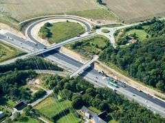 Ved Aarhus S, Genvejen, er man i fuld gang med de sidste vejarbejder, så man kan få åbnet for tre spor i hver retning i løbet af efteråret.