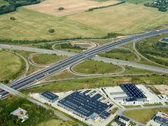 Vejdirektoratet kan åbne for 3 spor i hver retning her fra Motorvejskryds Aarhus V og sydover på stærkningen rundt om Aarhus et år før tid.