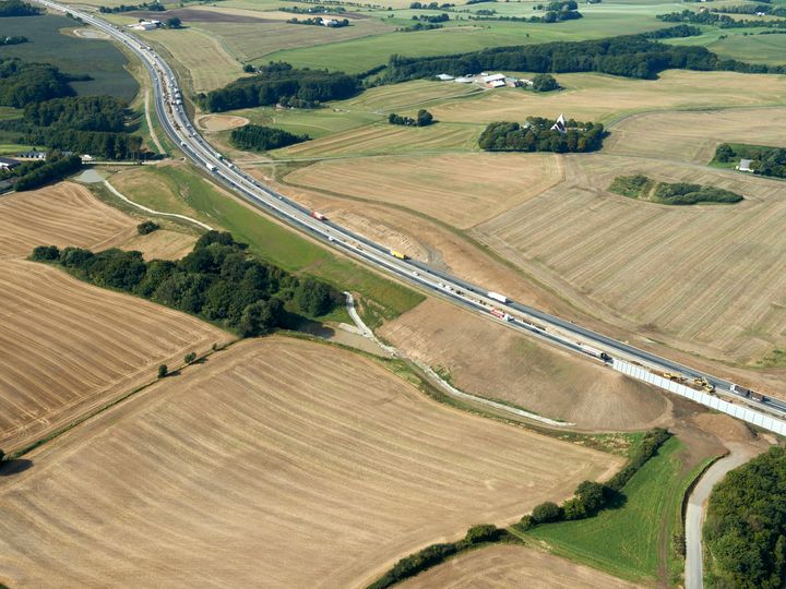 Det er blandt andet her syd for Ejer Bavnehøj ved Tebstrup, at der vil komme trafikomlægninger de kommende måneder.