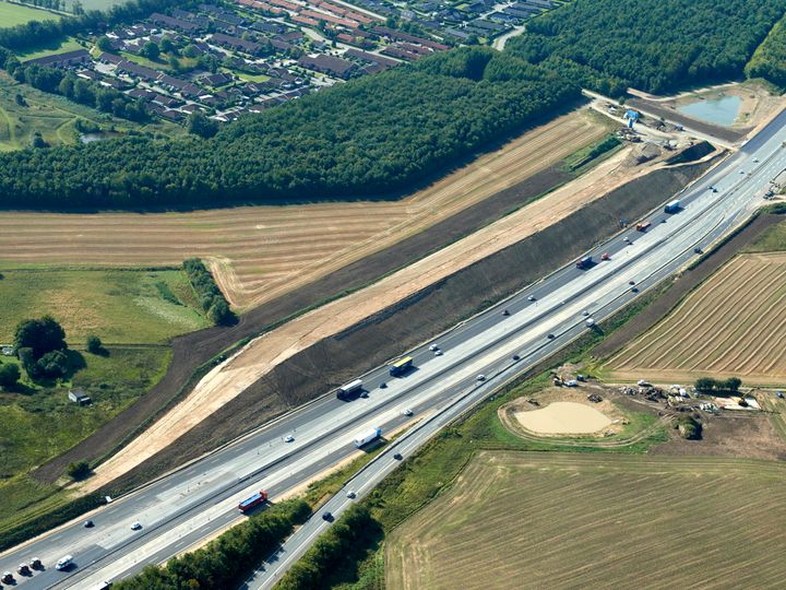 Der bliver etableret tre støjskærme ved Hørning udover støjvolden her.
