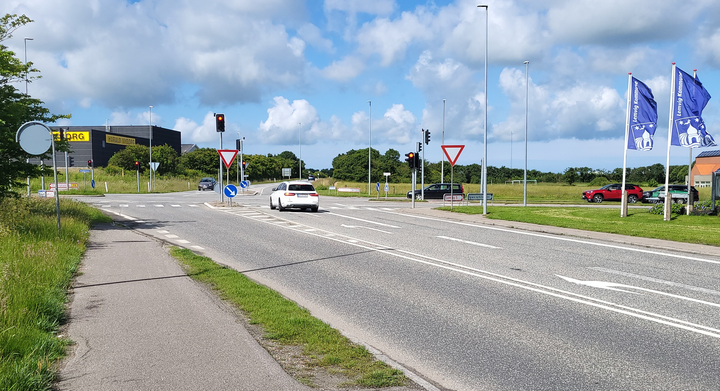 Vejdirektoratet har afsluttet ombygningen af lyskrydset ved Ringkøbingvej og Romvej i Lemvig, der skal forbedre sikkerheden og trygheden for trafikanterne. Foto: Vejdirektoratet.