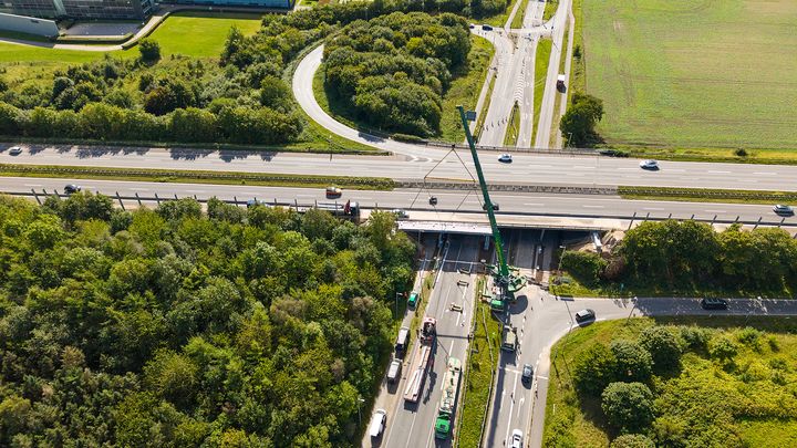 Foto fra DAV Nordic af arbejdet med at opsætte støjskærmen ved Vorup.
