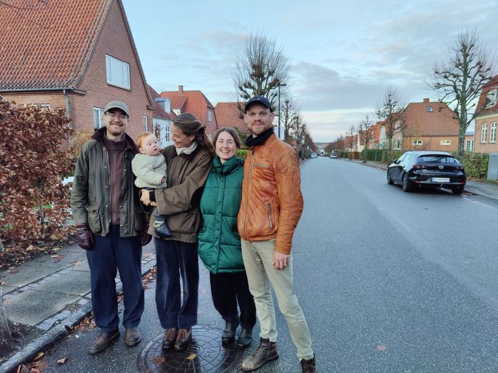 Disse to familier i Middelfart har taget initiativ til en el-delebilsordning, der nu får del i midlerne. Foto: Privat