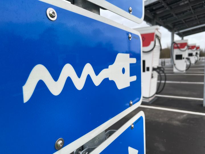 Når raketterne springer, sætter Vejdiretoratet strøm til 22 nye ladeparker langs motorvejene. Foto: Vejdirektoratet