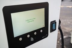 Elbilister kan først lade op på de nye ladeparker fra 1. januar 2026. Foto: Vejdirektoratet