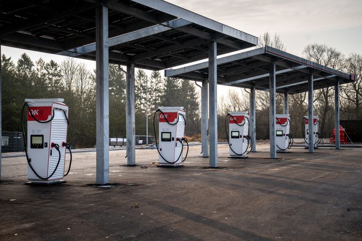 Den nye ladepark på rasteplads Karlslunde Vest, som drives af OK. Foto: Vejdirektoratet