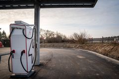 Der er ekstra lange ladepladser til opladning med trailer, campingvogn og varevogn til biler med anhænger eller varevogne. Foto: Vejdirektoratet