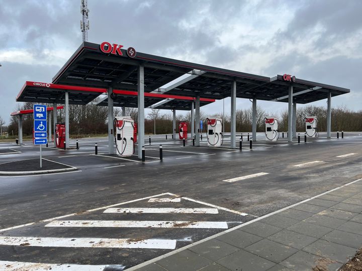 Ladeparken ved rasteplads Ejer Bavnehøj Øst, som drives af Circle K og OK. Foto: Vejdirektoratet