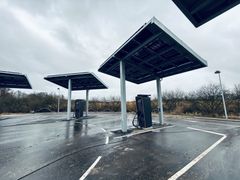 Den nye ladepark ved rasteplads Gudenå, som drives af Fastned. Foto: Vejdirektoratet