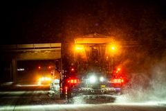 Saltsprederne, som kører på motorvej om natten.