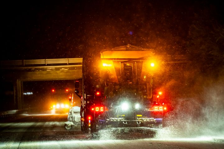 Saltspreder kører om natten
