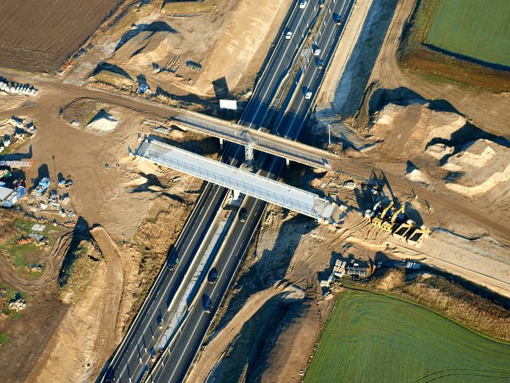 Den gamle bro på Rådvedvej skal rives ned 21.-22. februar, og det sender trafikanterne ud på omkørsel, da Østjyske Motorvej spærres mellem <56a> og <55> .