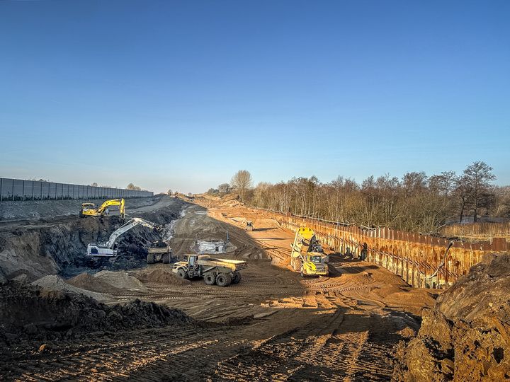Jordarbejde ved Luhøjvej. Dårlig jord under den kommende bane erstattes, så fundamentet er i orden. Spuns holder blandt andet den bagvedliggende sø tilbage. Foto: Vejdirektoratet.