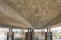 Den nye bro er støbt højere oppe end bropillerne, og ved hjælp af donkrafte bliver den langtsomt sænket på plads fra den 16.-19. marts.