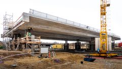 Den fremtidige bro på Silkeborgvej over E45 Østjyske Motorvej skal sænkes på plads fra den 16.-19. marts.