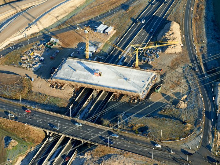 E45 spærres forbi <56a> i aften- og nattetimerne fra den 16.-19. marts mens den kommende bro løftes på plads.