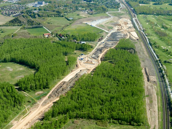 Arbejdsområdet vest for Odense, hvor den kommende jernbane flettes ud fra de eksisterende spor. Foto: Kristian Danielsen/Aerodan