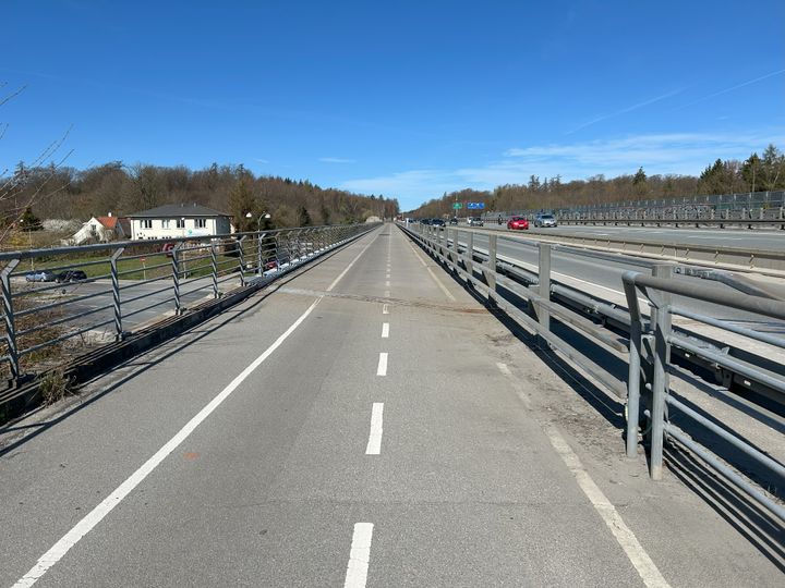 Motorvejsbroen er en del af Hillerødmotorvejen og fører trafikanter over Bagsværd Hovedgade og Farumbanen. Foto: Vejdirektoratet