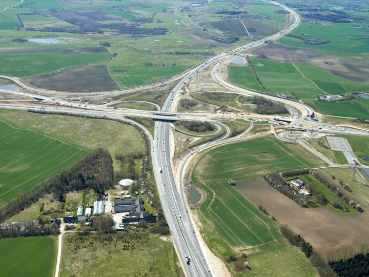 Vejdirektoratet forventer, at mere end 100.000 biler vil skulle igennem motorvejkrydset ved Aarhus N hver dag i fremtiden. Derfor er der fuldt tryk på ombygningen af krydset.