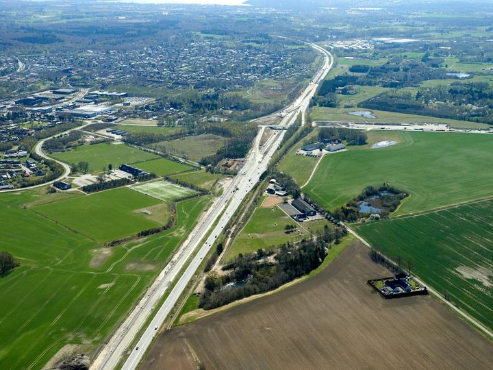 Nu omlægges trafikken på Hillerødmotorvejens forlængelse til ét spor i hver retning. Foto: Aerodan/Vejdirektoratet.
